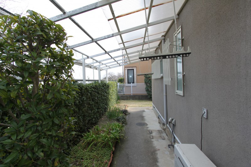 物件東側：お庭スペース　テラス屋根がついています。雨の日でも安心して、洗濯物が干せます。