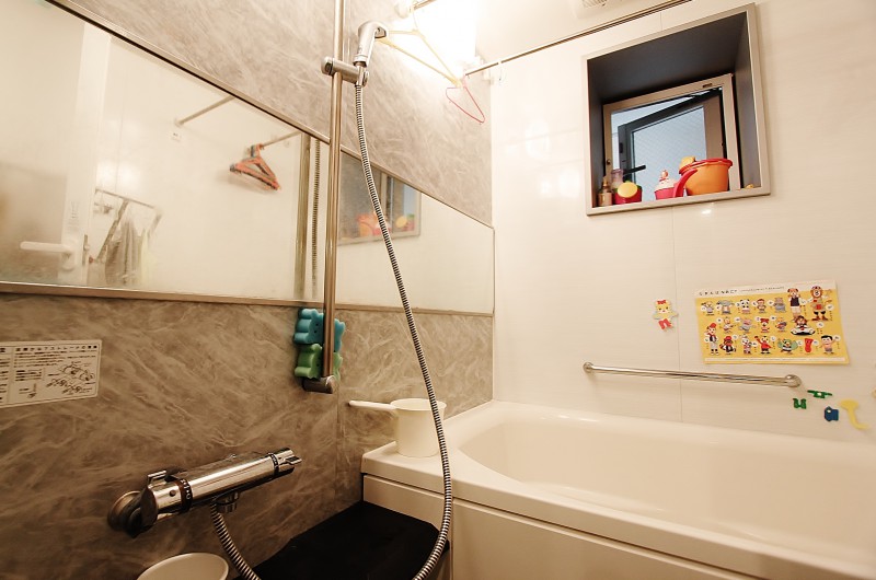 ユニットバス：1418サイズ、ミストサウナ付浴室暖房乾燥機、追い炊き機能付きです。浴室内には窓あり。
