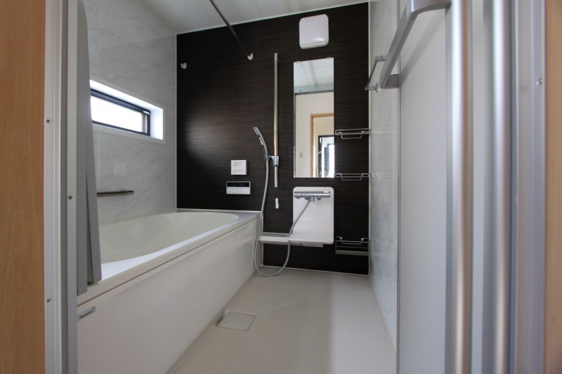 【浴室】浴槽は人造大理石、浴室暖房乾燥機とミストサウナ付きです。